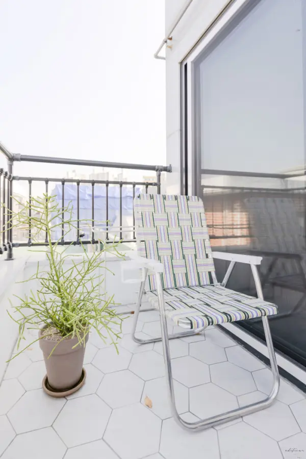 헥사곤 타일과 레트로 체어의 감성 발코니